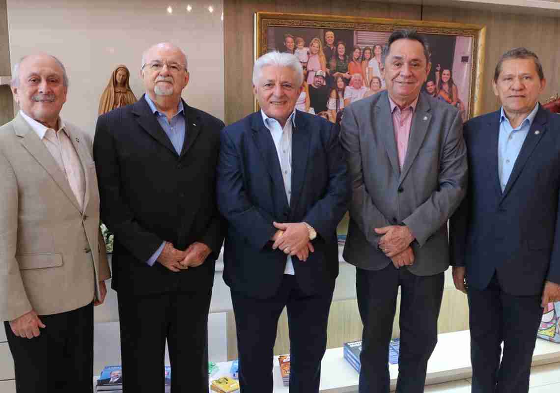 Deusmar Queirós, fundador da Pague Menos, recebe visita institucional do CRA-CE e CFA